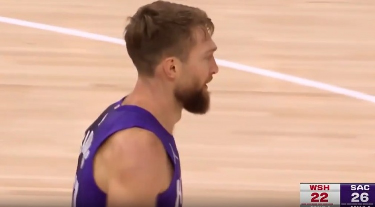 开云体育入口-状态真好！小萨篮下虚晃上篮拿到回归首分 又反击妙传阿丘瓦暴扣